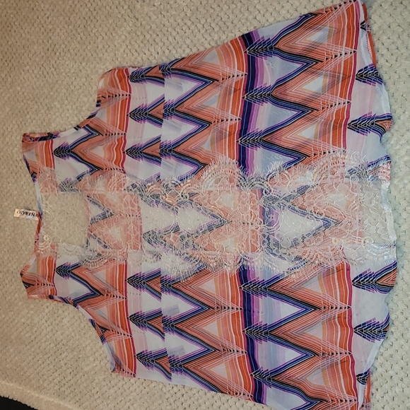 ⭐ 3 for $15 Pretty sleeveless blouse with lace detail - Picture 2 of 2